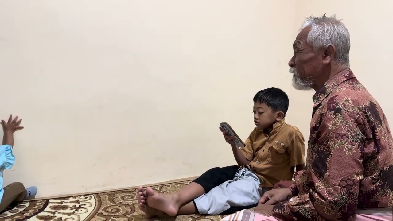 adik tya belajar berdiri sendiri 