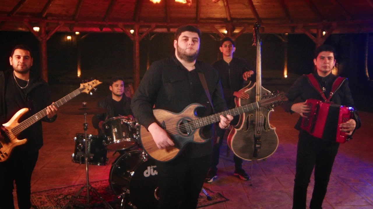 Héctor Rubio - Allá en un rancho(Video Oficial)