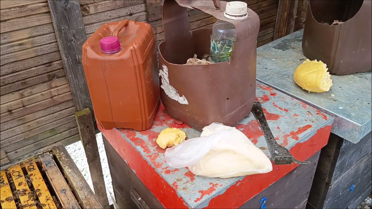 Včelám dodávám další příkrmy a to i těsto s Ultra Bee, včely krásně plodují a jsou v rozvoji.