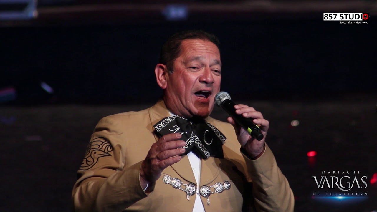 Mariachi Vargas con Steve Carrillo del mariachi cobre cantando Amanecí en tus brazos