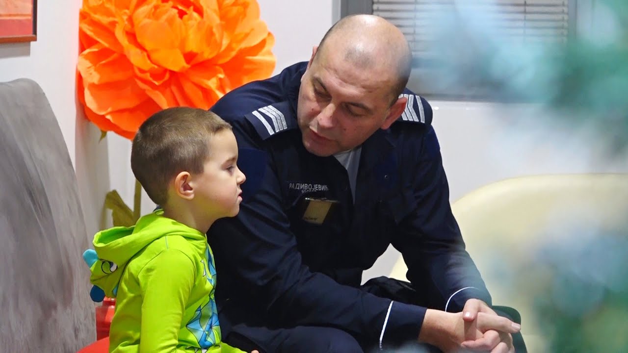 Policajac kao rođendansko iznenađenje