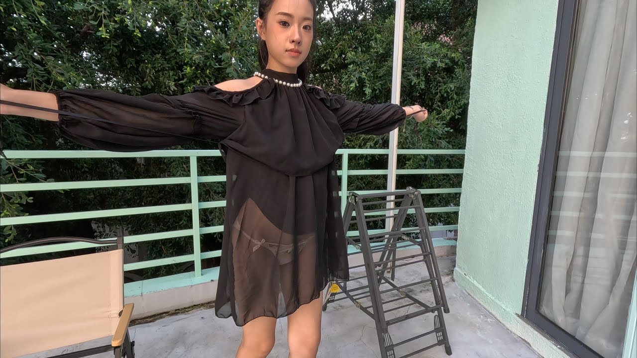 可爱甜美的粥粥来啦，今天展示我们特别设计的一款抽拉内衬连衣裙，设计很巧妙哦