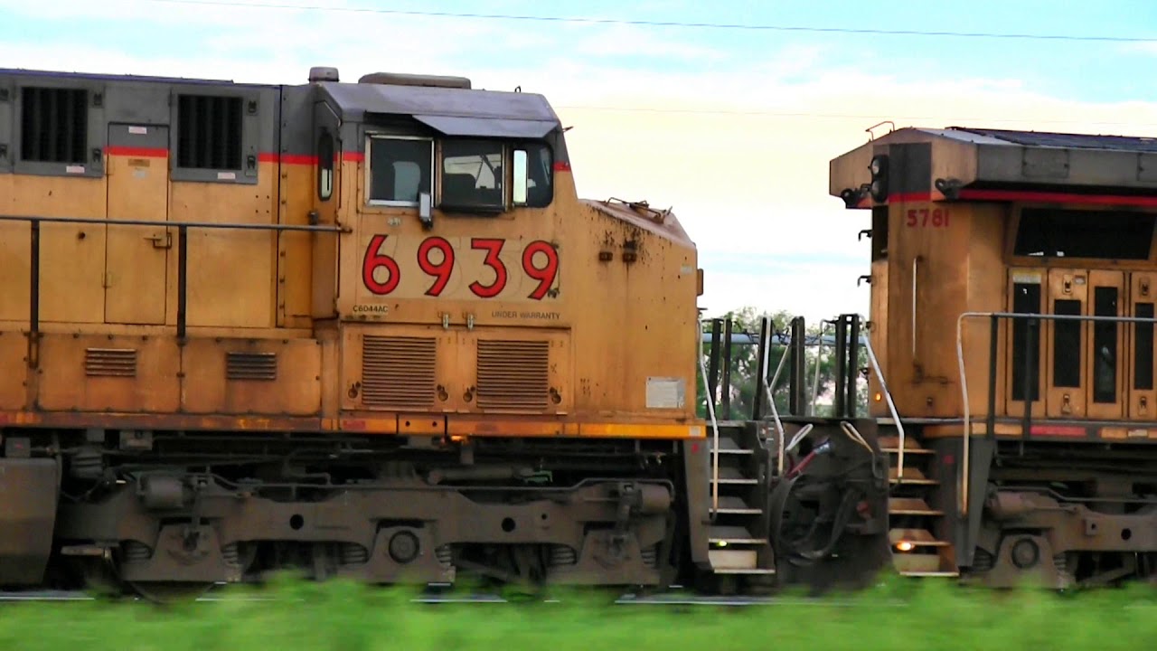 Pacing Union Pacific locomotives ET44AH, C60AC, AC4400CW