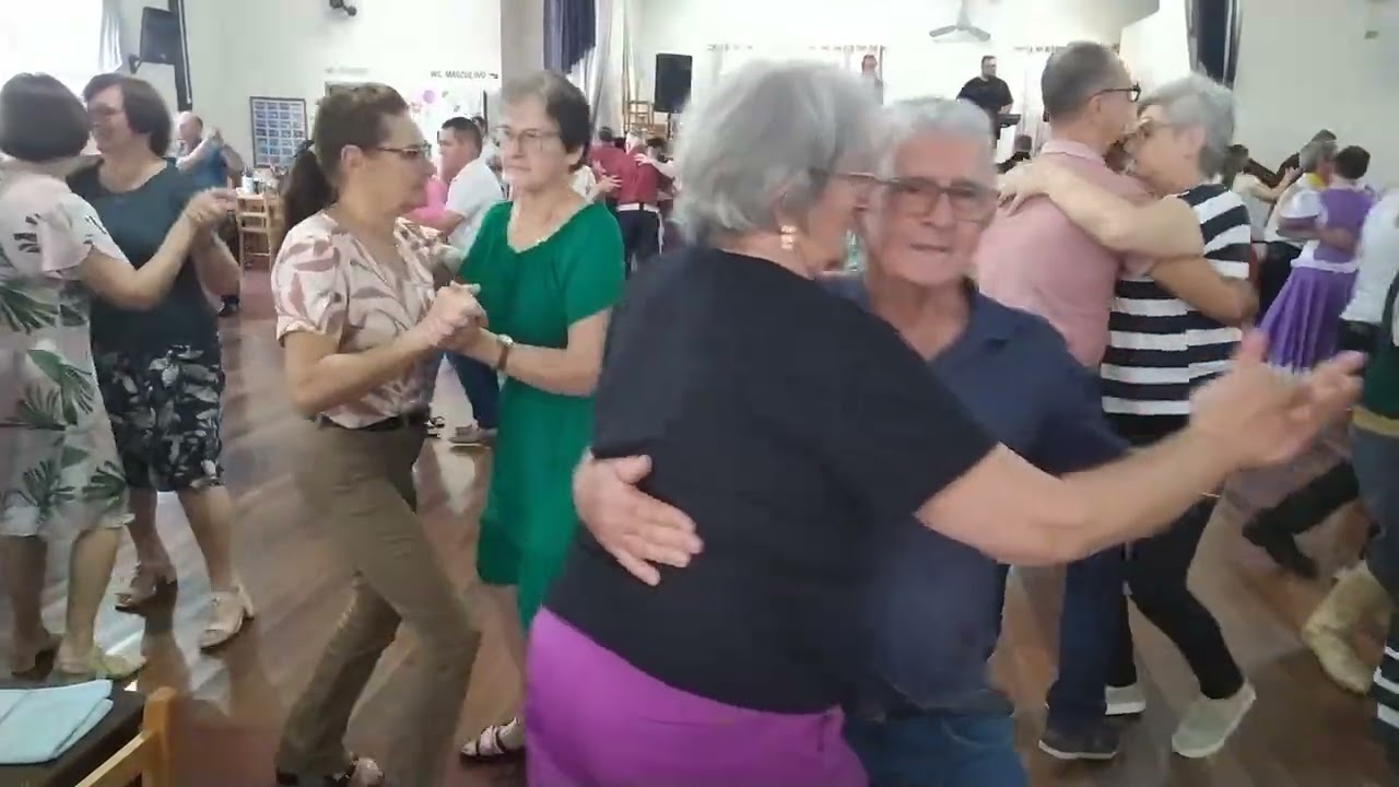 Viva terceira idade de quatro Pontes e visitantes da região do pr
