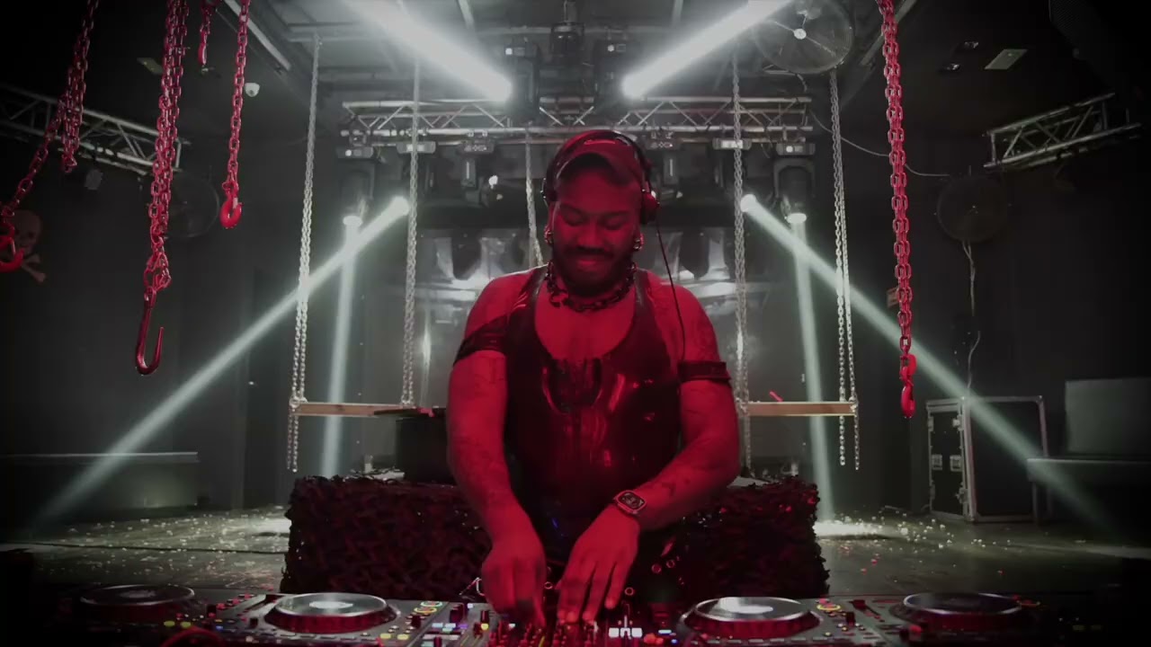 Kiddy Smile closing MyPleasure 