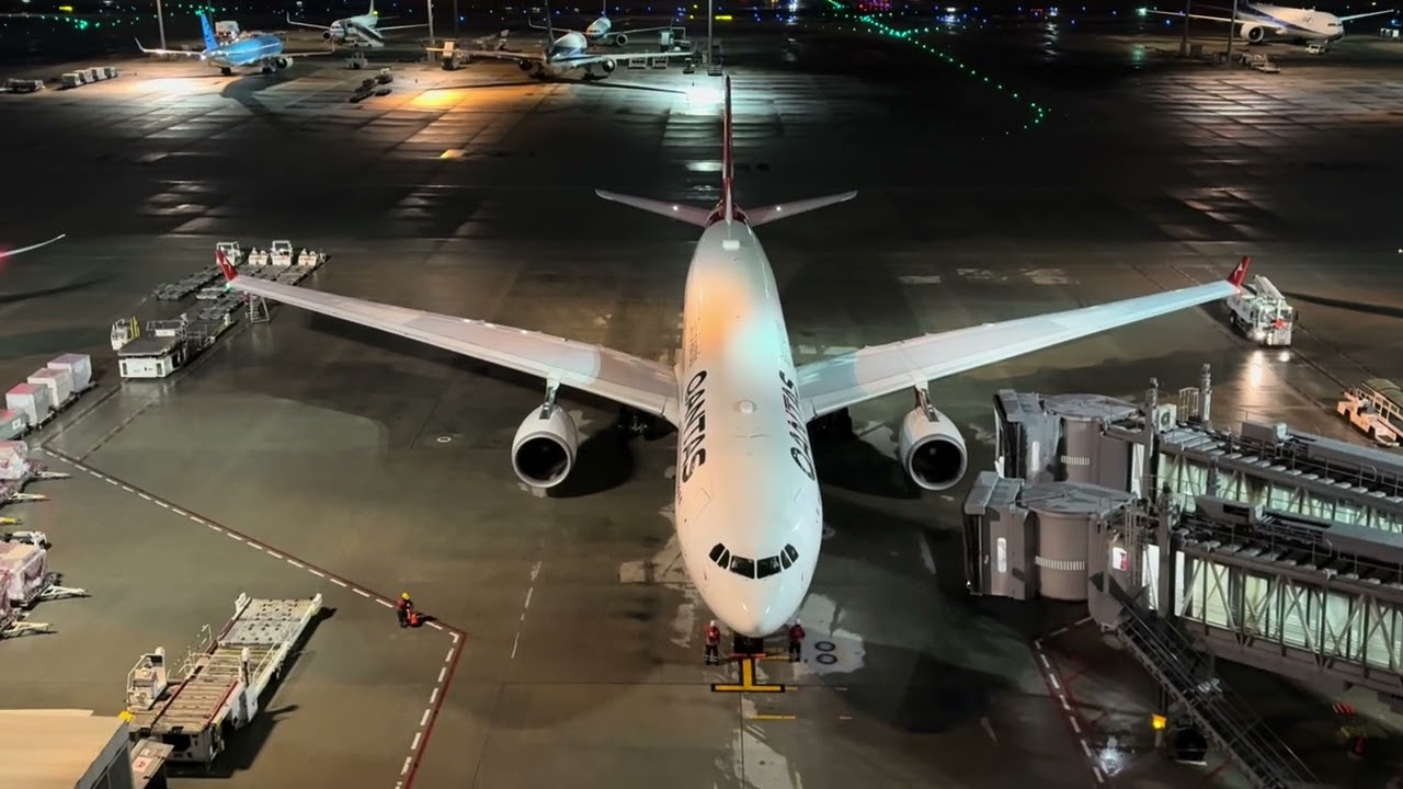 羽田空港第3ターミナルにカンタス航空59便エアバスA330-300は110ゲートに到着