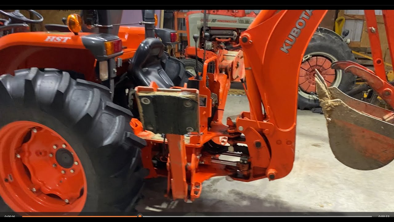 Утечка гидравлической жидкости из экскаватора-погрузчика Kubota #kubota #обслуживание #сделайсам