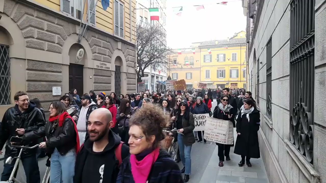 8 MARZO,  IL CORTEO FEMMINISTA  SFILA IN CENTRO