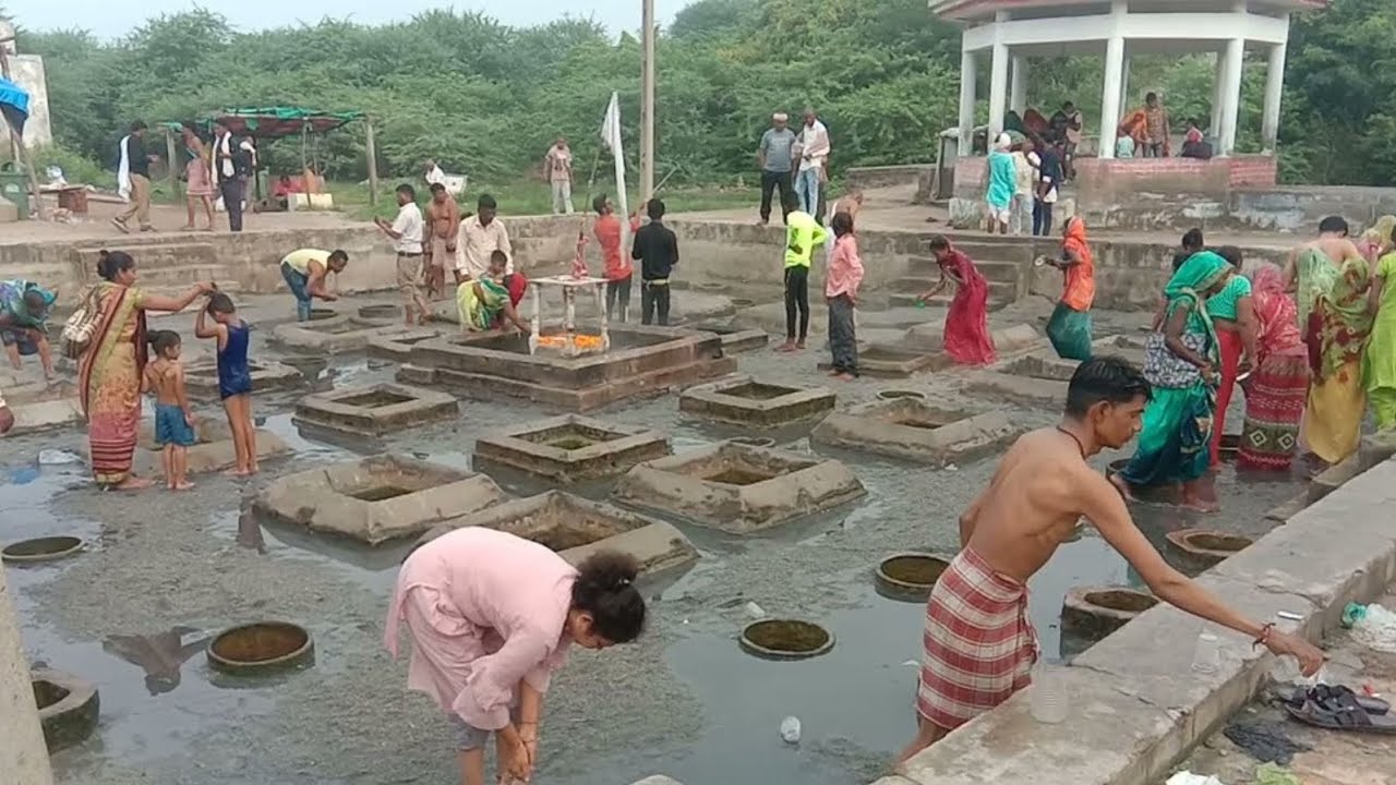  भारत के गुजरात में स्थित तुवा टिंबा प्राकृतिक गर्म पानी के कुण्ड के एक क्षण को दर्शाती है।52 कुंड ।