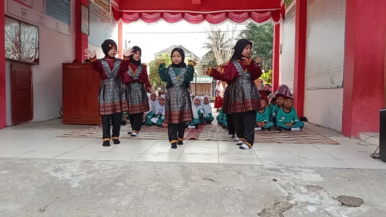 Penampilan kreasi siswa kelas 2 Abdurrauf alfansuri