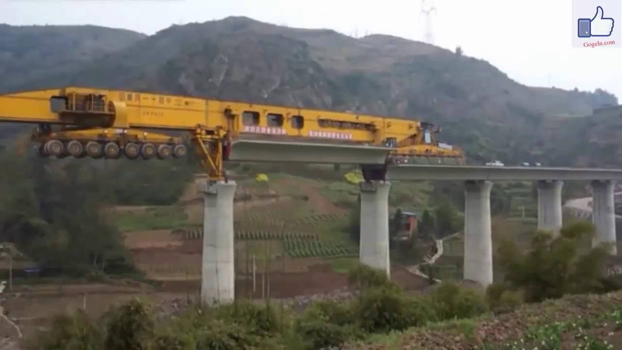 Maschine baut Br&uuml;cke in China.