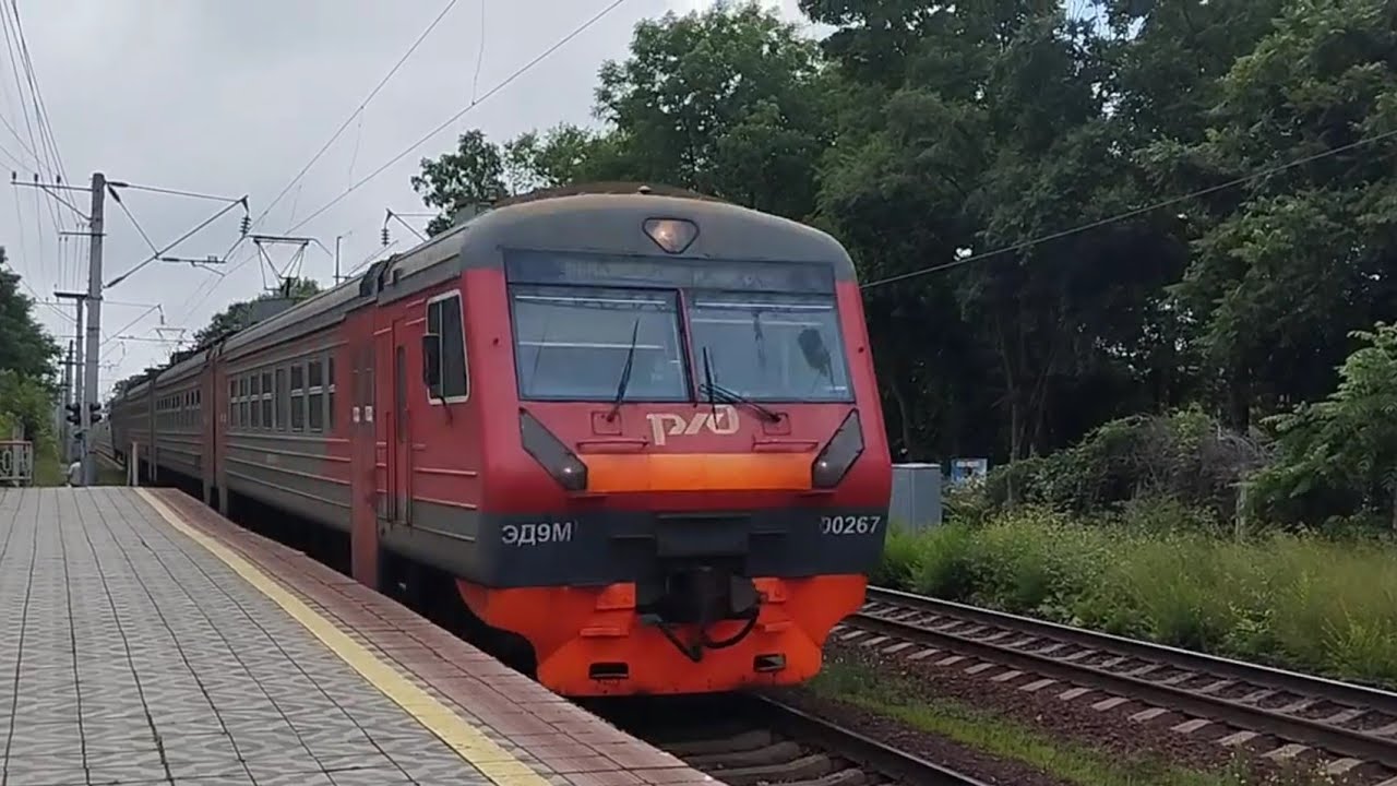 Электропоезд ЭД9М-00267 и прибытие электропоезда ЭП3Д-0068 на о. п. Санаторная