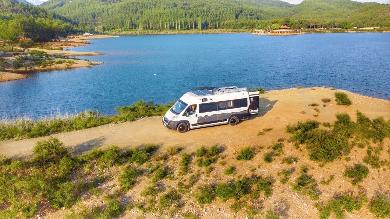 GÖL KENARINDA KARAVAN KAMPI