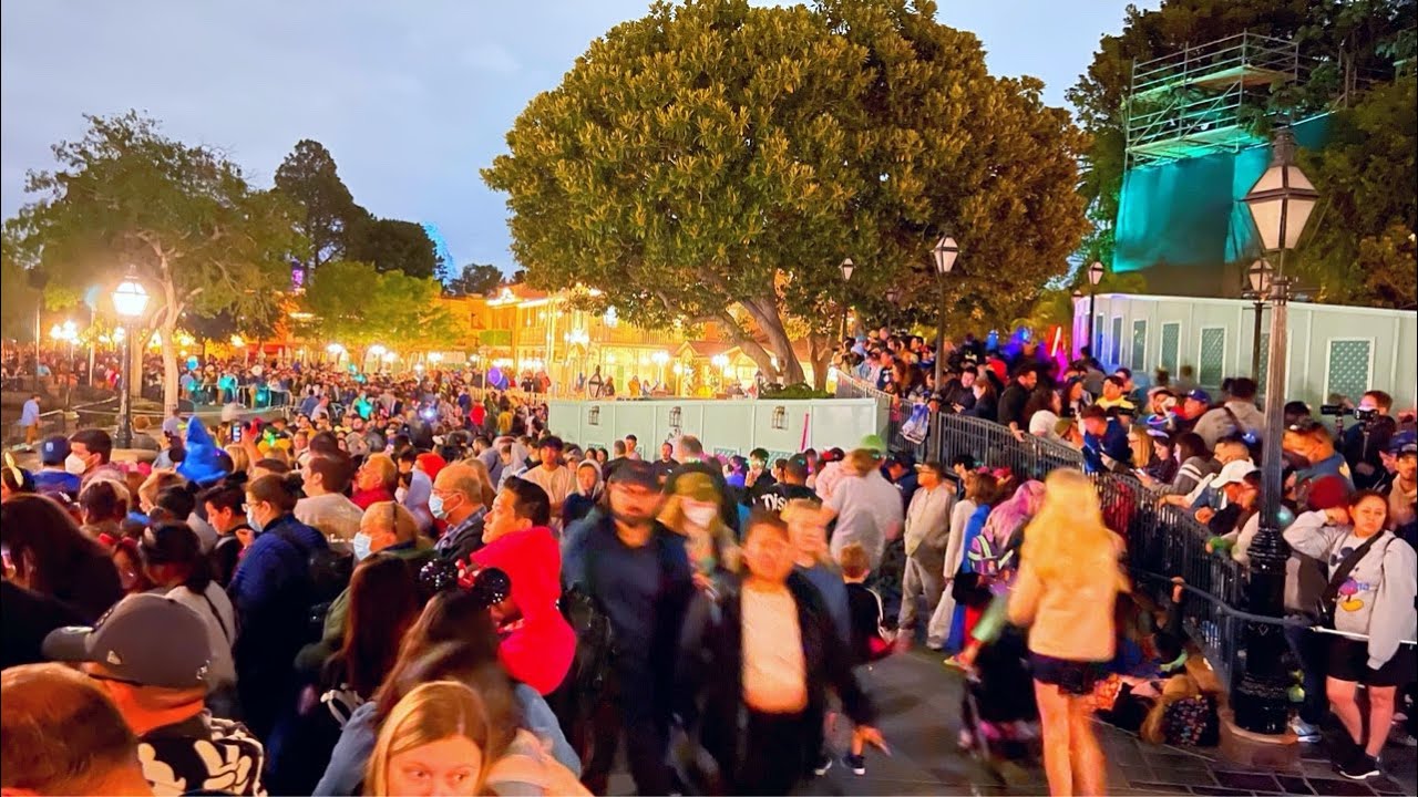 Christmas 2024 Fireworks At Disneyland! Rides, Fantasmic Show, Crowd Updates & More