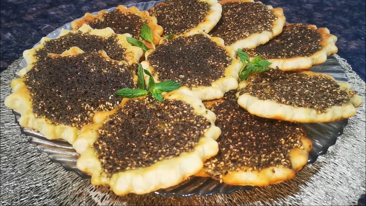 مناقيش الزعتر و الزيت بعجينة هشة وطعم شهي ولذيذ