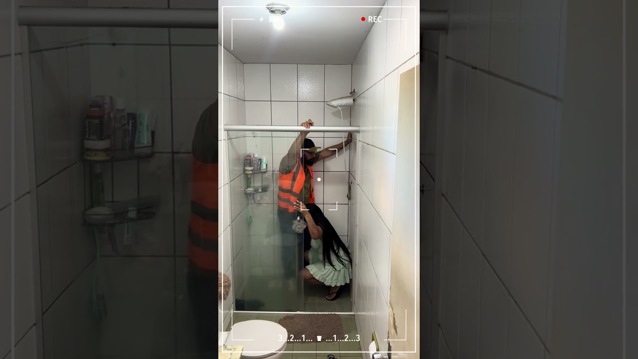 Contratei o eletricista para arrumar o chuveiro