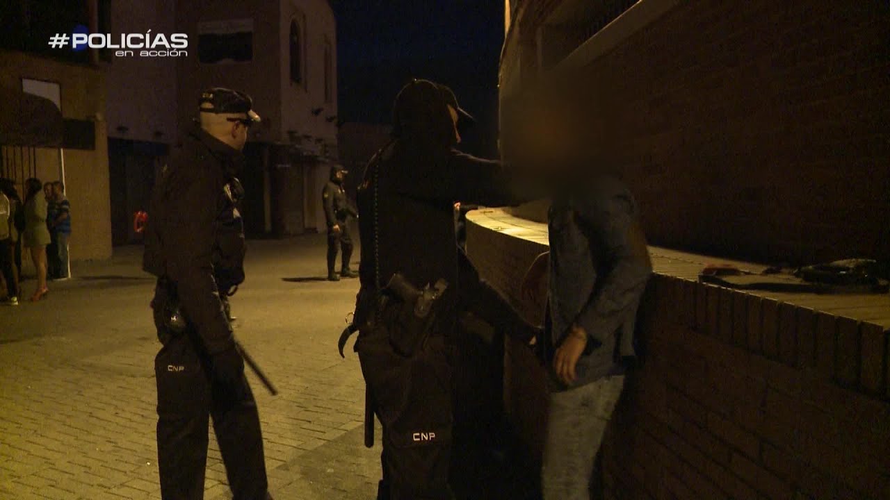 La Policía intenta ayudar a un joven que se acerca sangrando - Policías en Acción