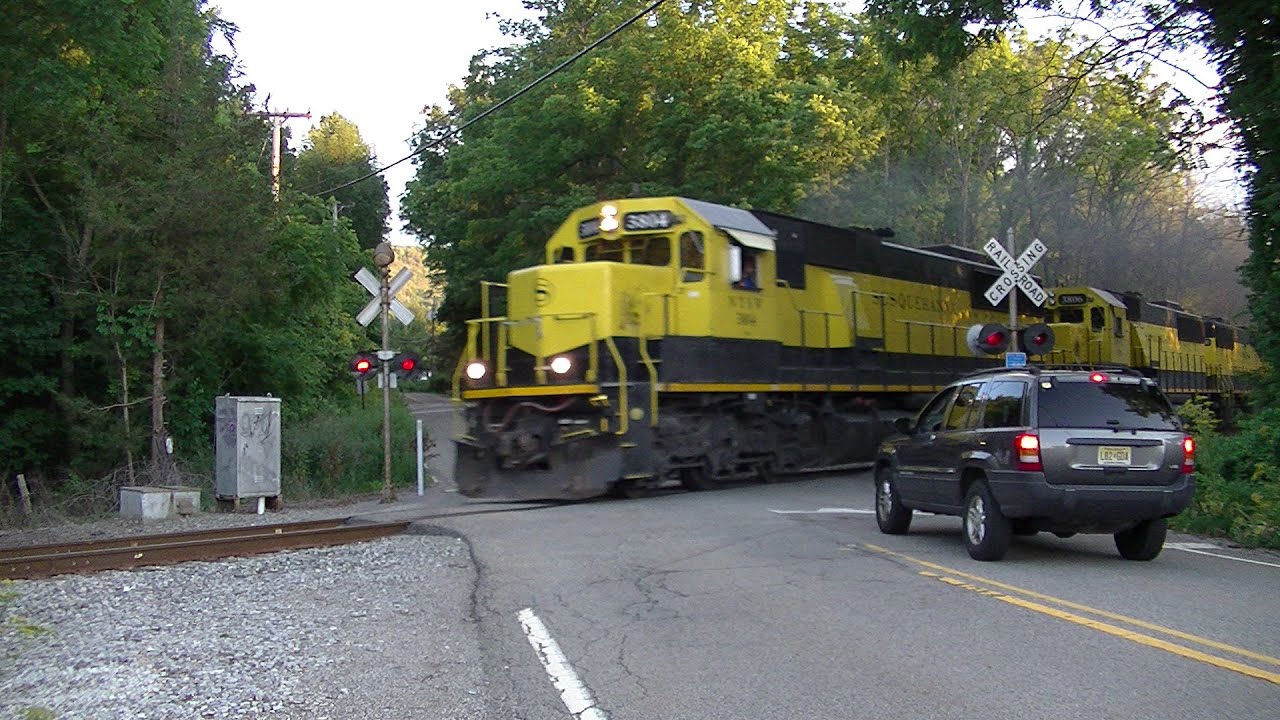 NYS&W SU-99 speeds through gate-less crossing with teardrop bell