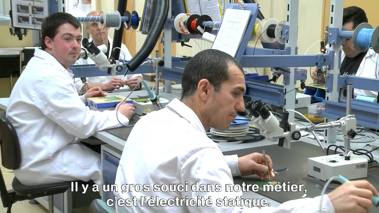 Agent(e) de montage et de câblage en électronique