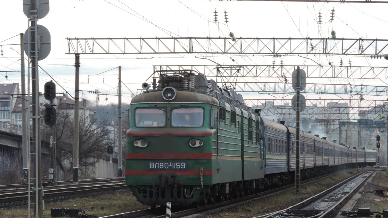 Електровоз ВЛ80т-1159 розганяється з пасажирським потягом