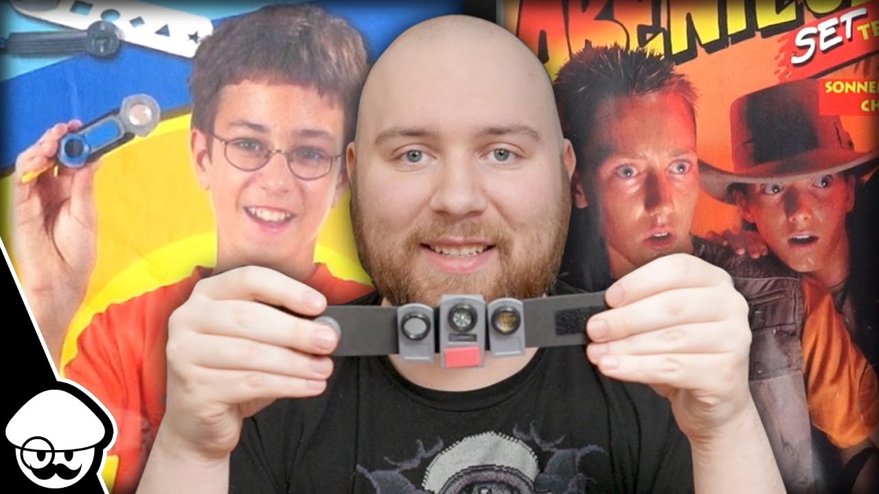 Erwachsener Mann bastelt (ein letztes mal) Extras aus der Micky Maus zusammen
