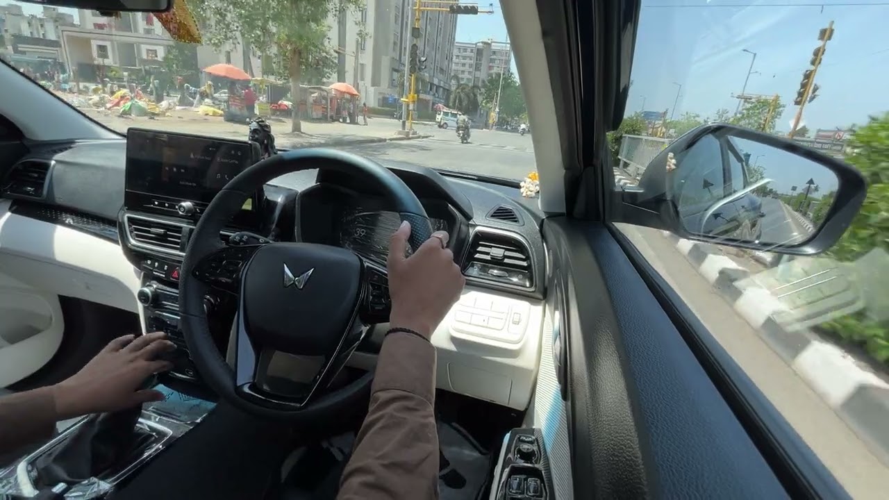 Mahindara XUV 3XO drive struts in surat road explore