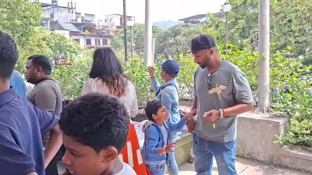 නුවර මැනික් පොල  - ආවොත් ආස හිතේයි 
