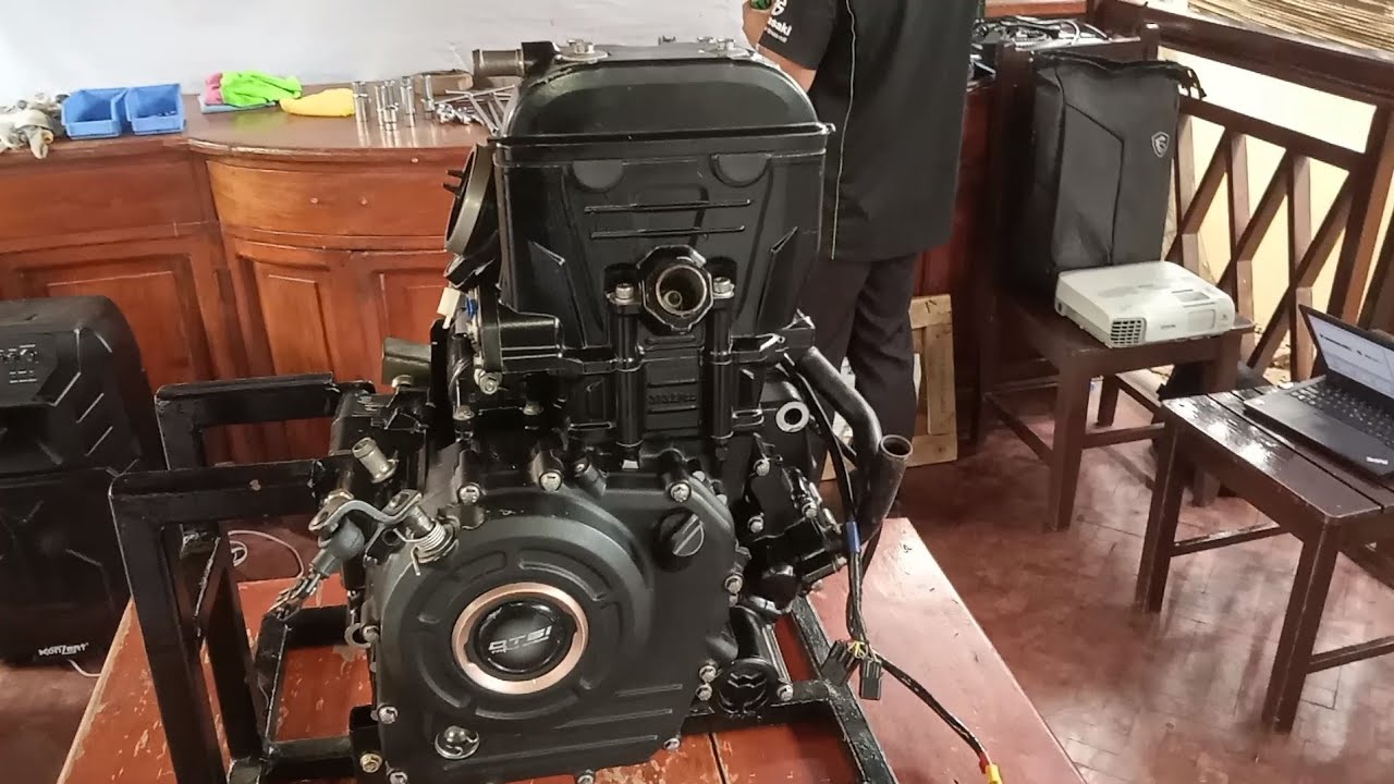 DOMINAR 400cc UG PASILIP SA LUOB NG MAKINA