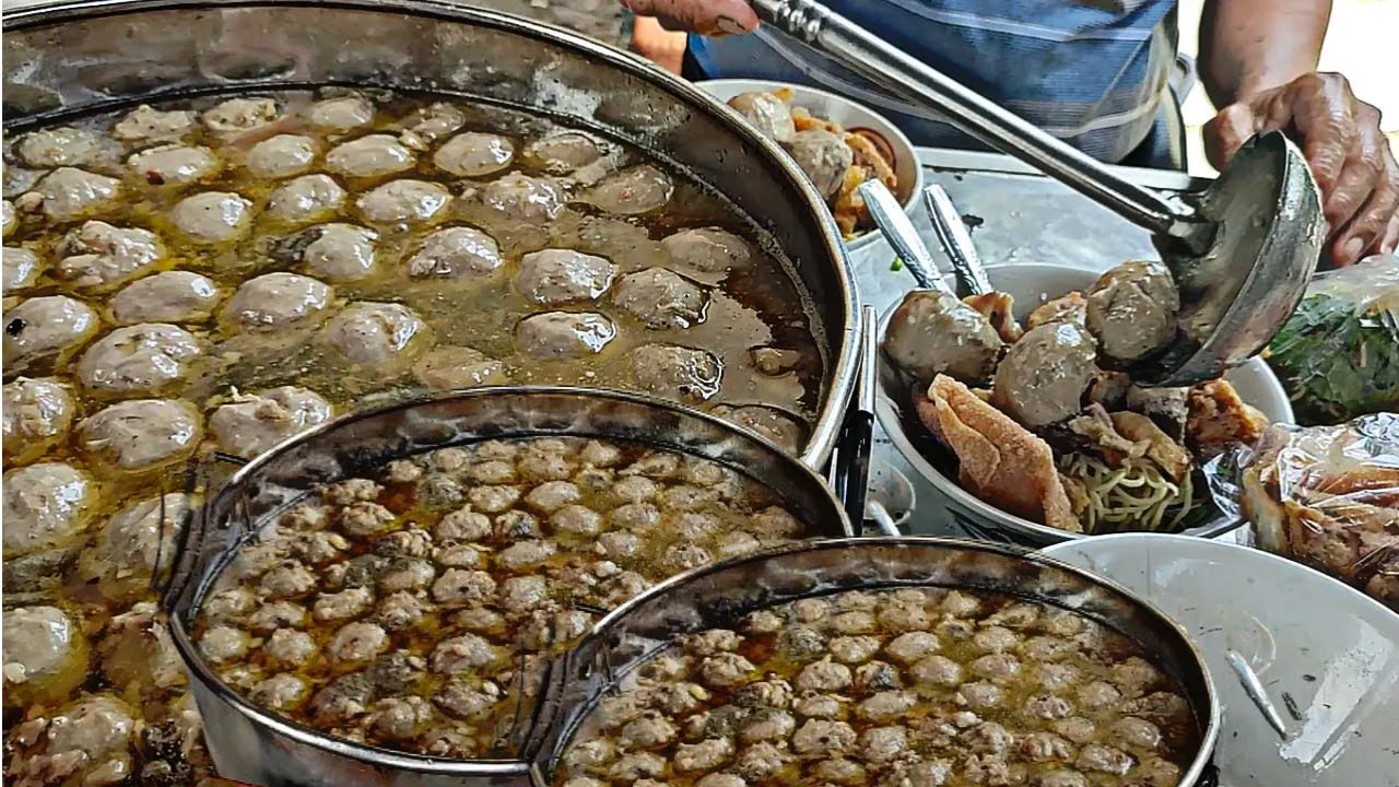 Brutal !! Bakso Jawa Khas Jogja Full Tetelan n Bakso Goreng Pangsit Porsinya Sangar Sampe Tumpah