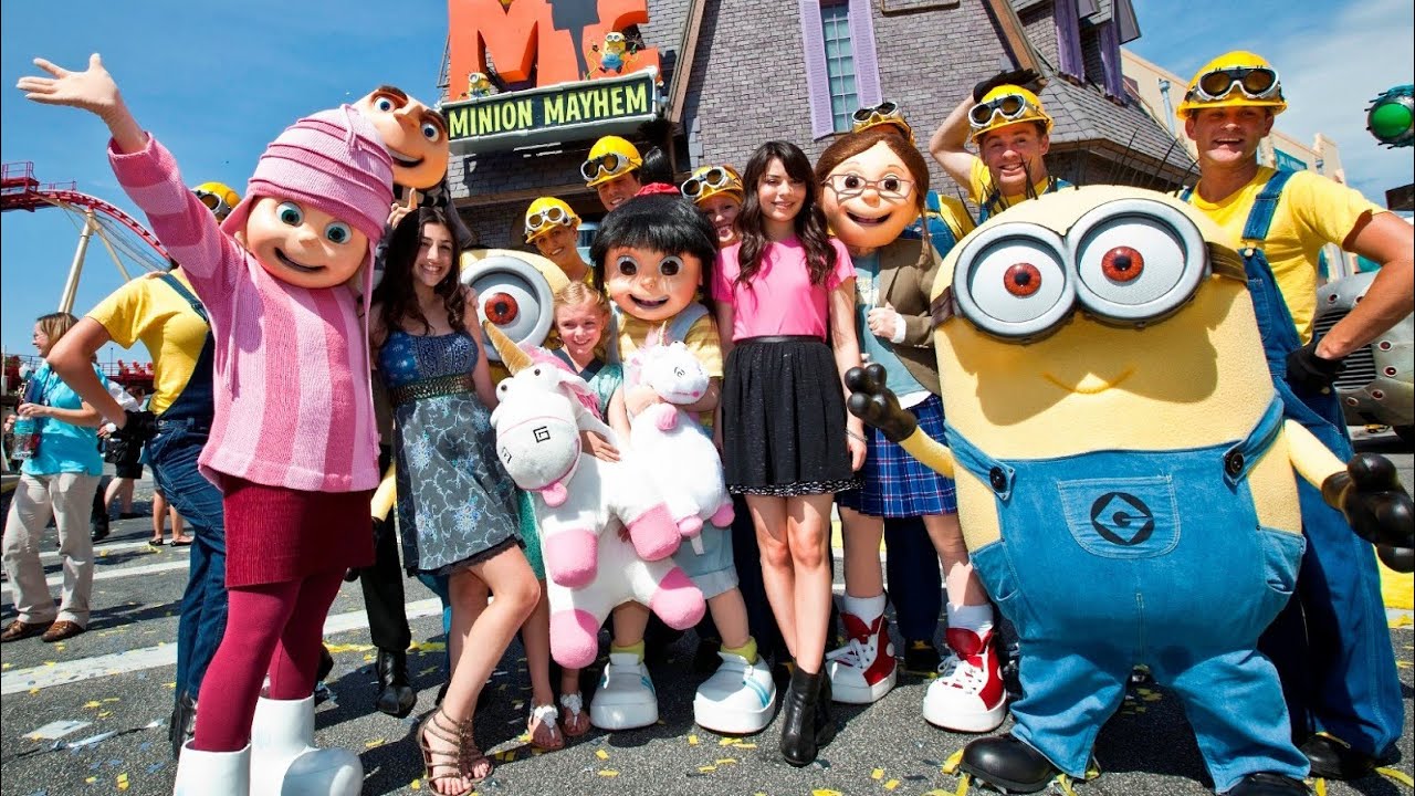 A must watch  Universal studios orlando  50+ Cartoon characters walking, March