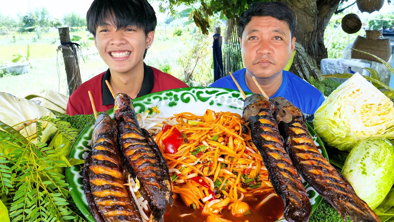 ปิ้งปลาดุกหอมฮ่วยๆ แกล้มตำบักหุ่งแซ่บๆ นั่งกินกับลูกชาย