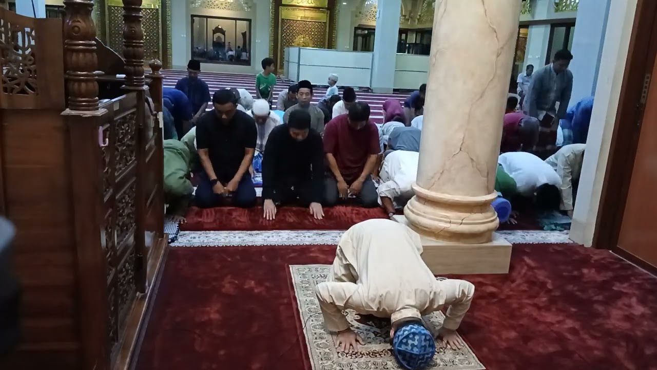 Sholat isya berjamaah di masjid Al Muawanah hari Kamis tgl 8 Januari 2026