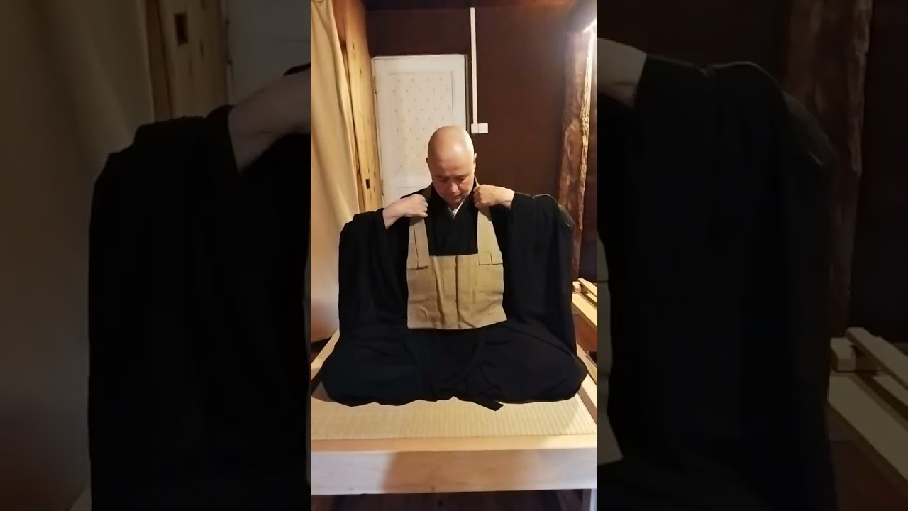 Le rakusu: les gestes justes