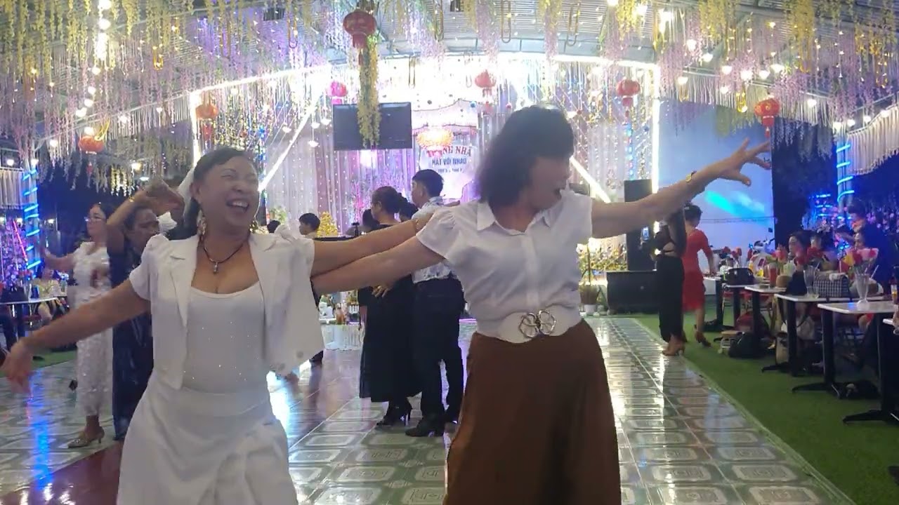 VŨ ĐIỆU RUMBA. CHỊ HOÀI THU VÀ HOA LONG 