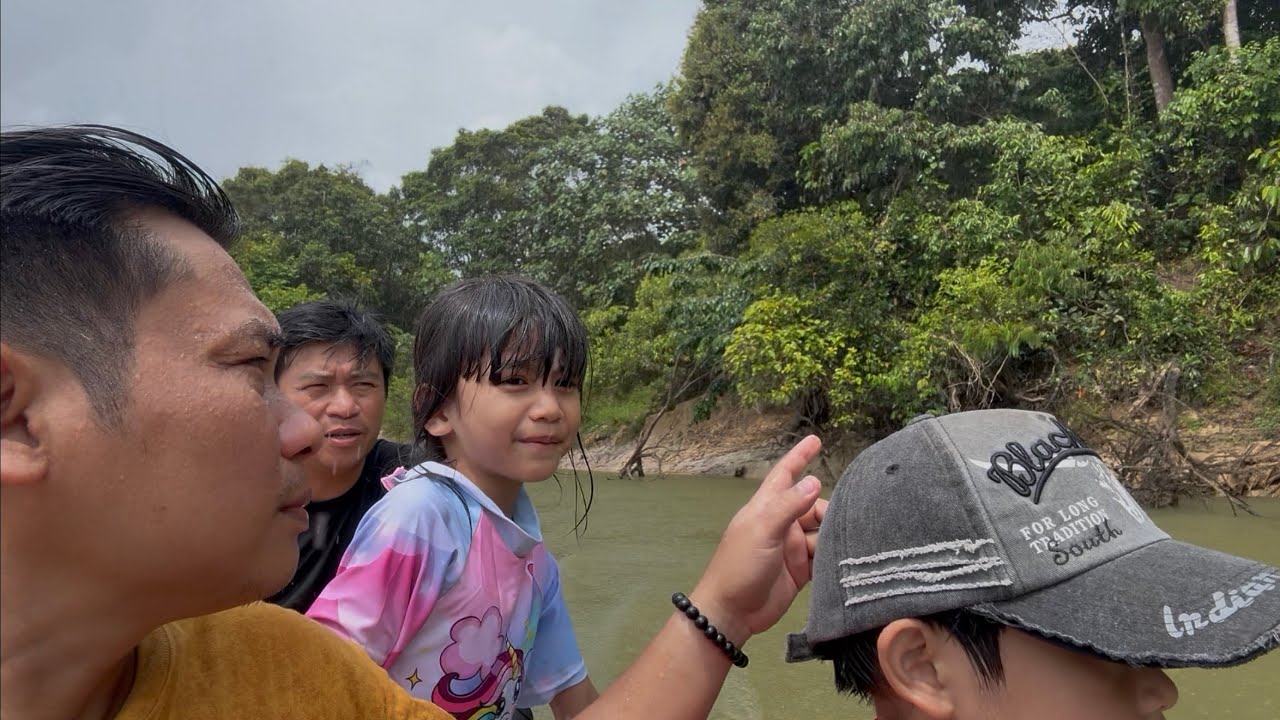 Ronda2 naik bot bersama anak2 . Melihat pelabagai jenis hidupan liar di tepi sungai.