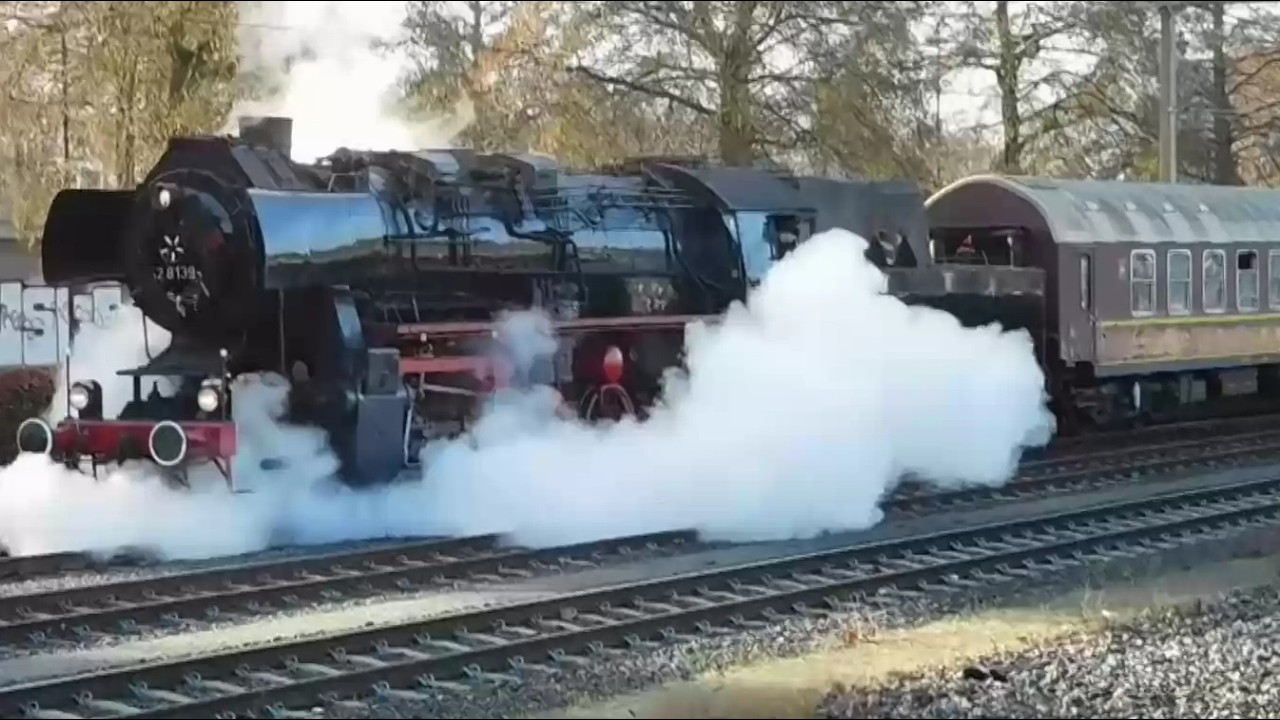 Locomotief 52 8139 arriveert met personentrein in Apeldoorn, loopt om en vertrekt weer