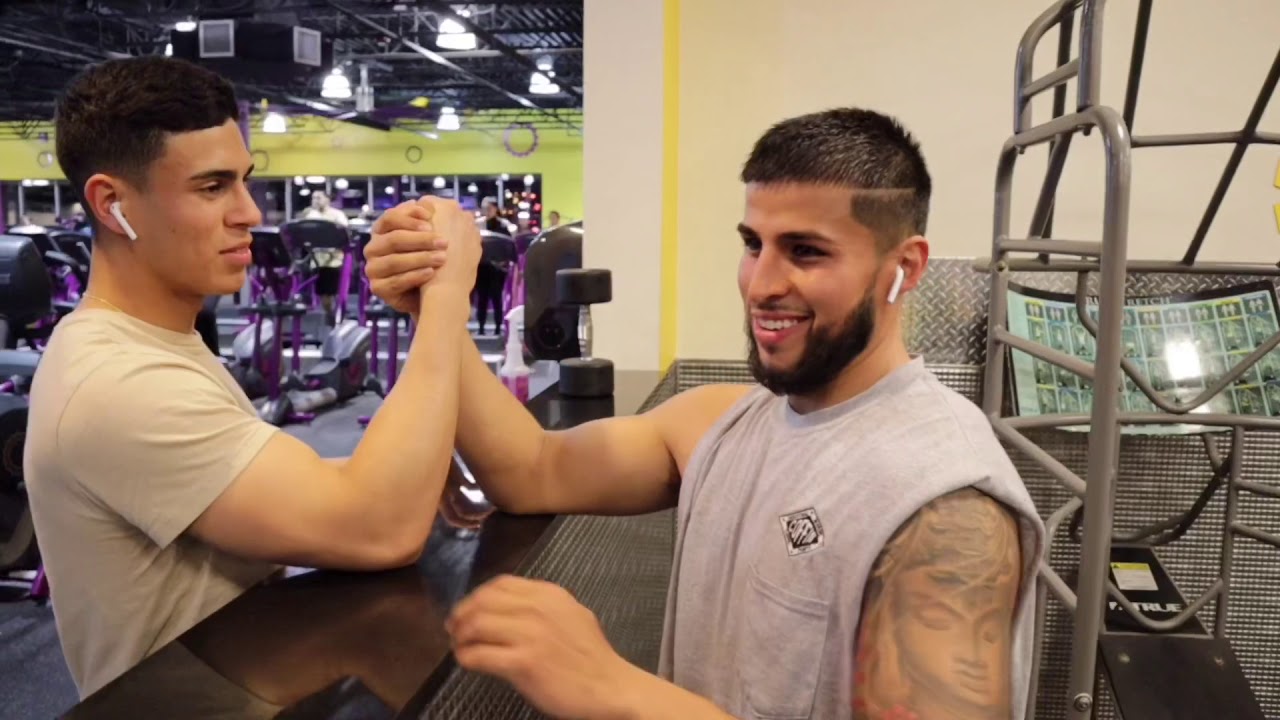 Arm wrestling 🔥🗣 (random people at the gym) 😱🔥