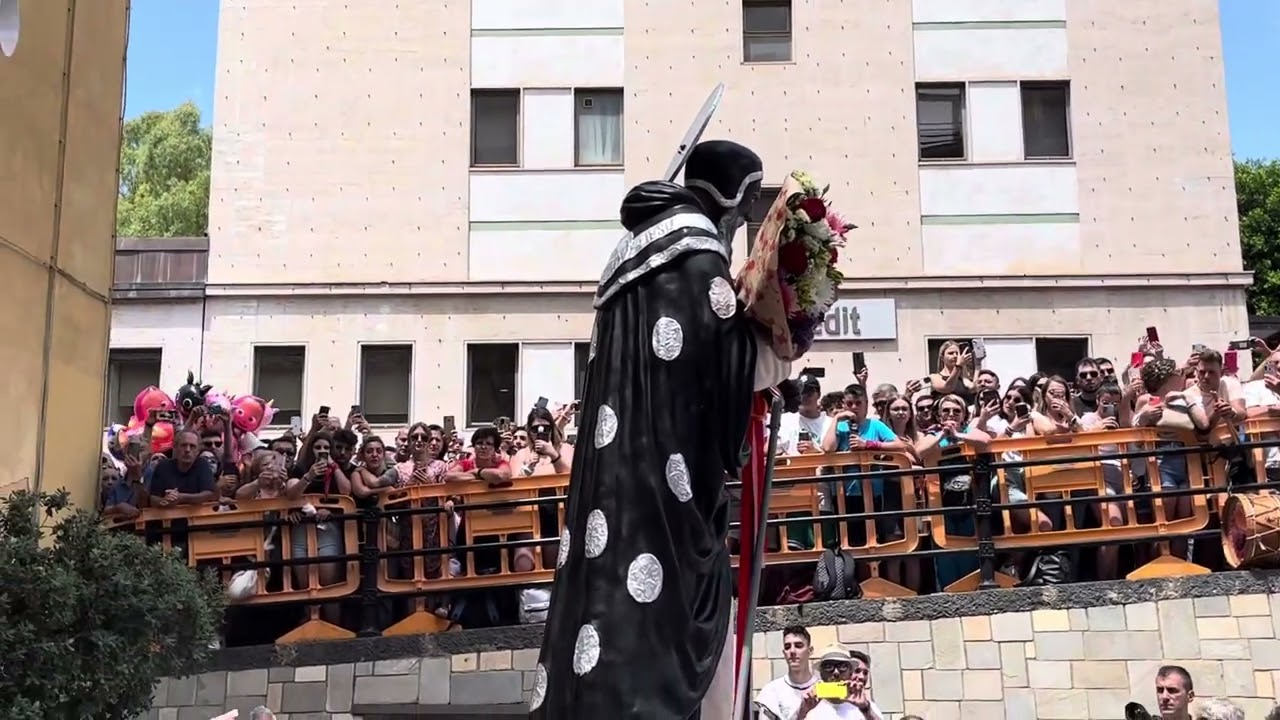 San Calogero esce dal Santuario, esultano i fedeli