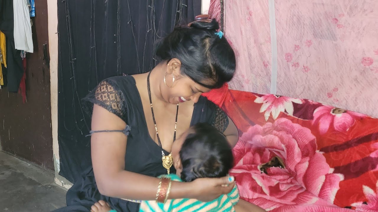 आज कविता अपनी बेटी को दुध पियाति हु 🫢😘