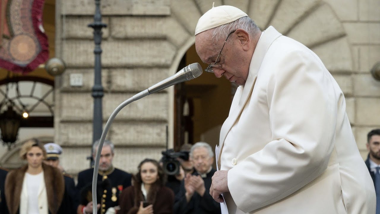Il pianto del Papa per la martoriata Ucraina davanti all’Immacolata: “Sulla guerra vinca la pace
