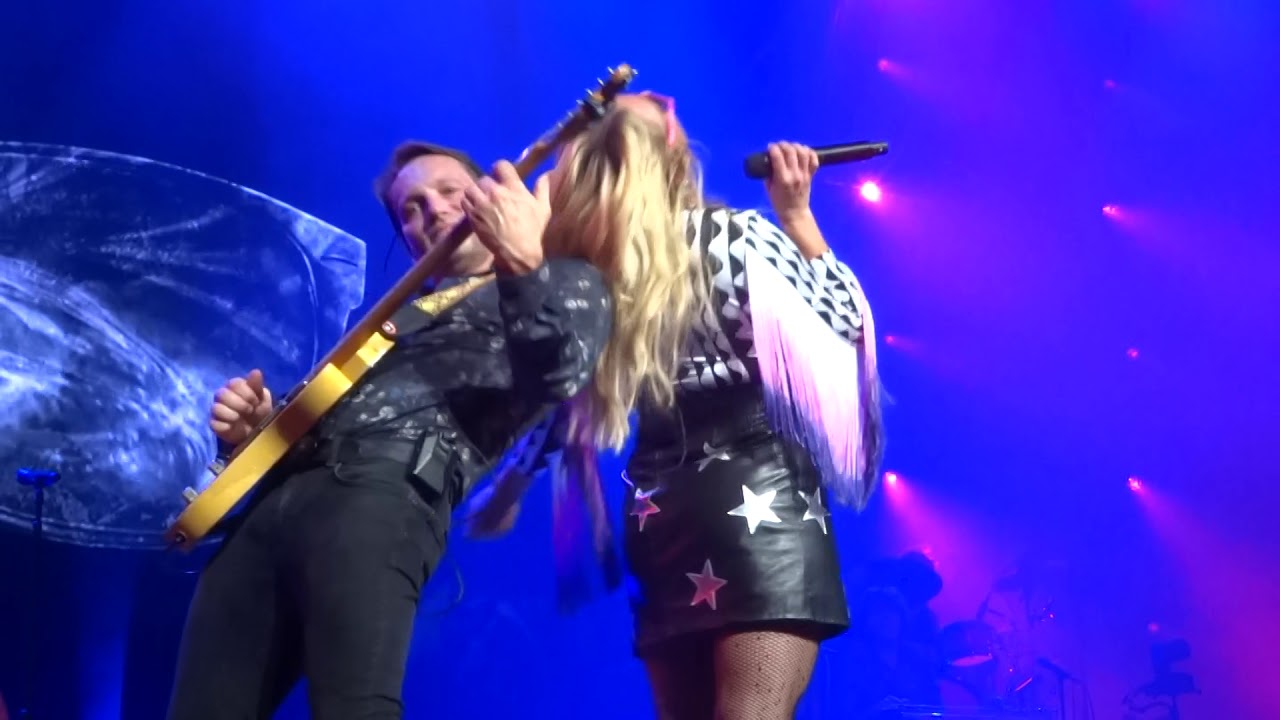 Miranda Lambert sings 