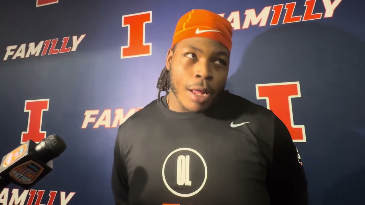 Игрок линии нападения Мелвин Пристли на показательных тренировках для профессиональных команд по ...