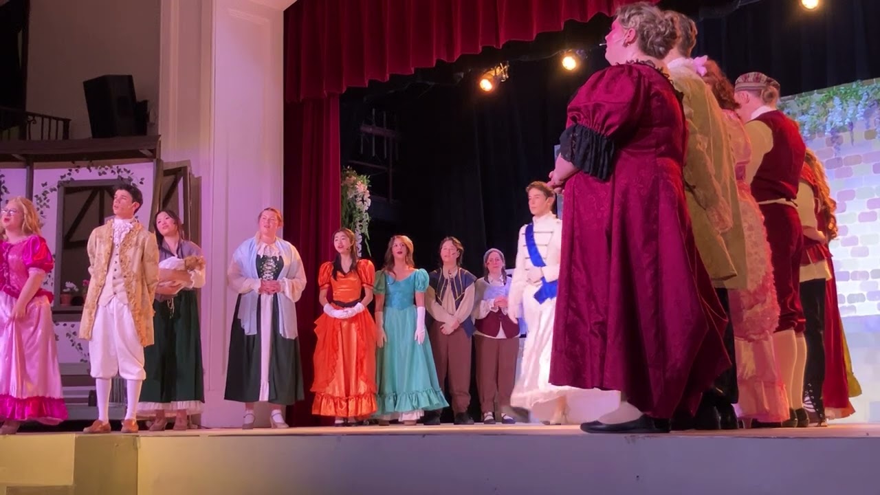 The wedding finale and bows