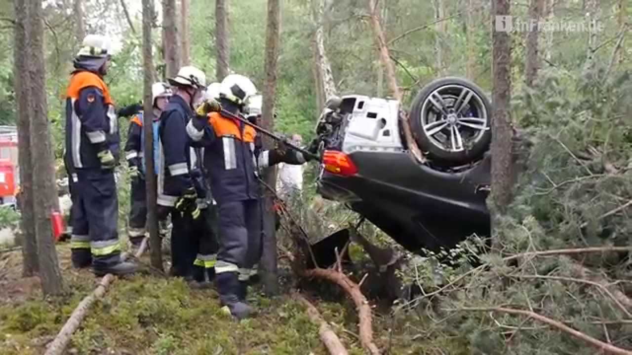 Unfall bei Probefahrt -  BMW kracht bei Grafenwöhr in Waldstück