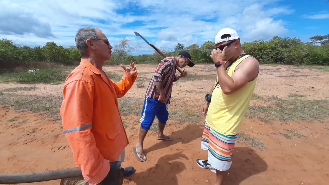Seu Antônio passa e derruba Seu Zenildo da rede