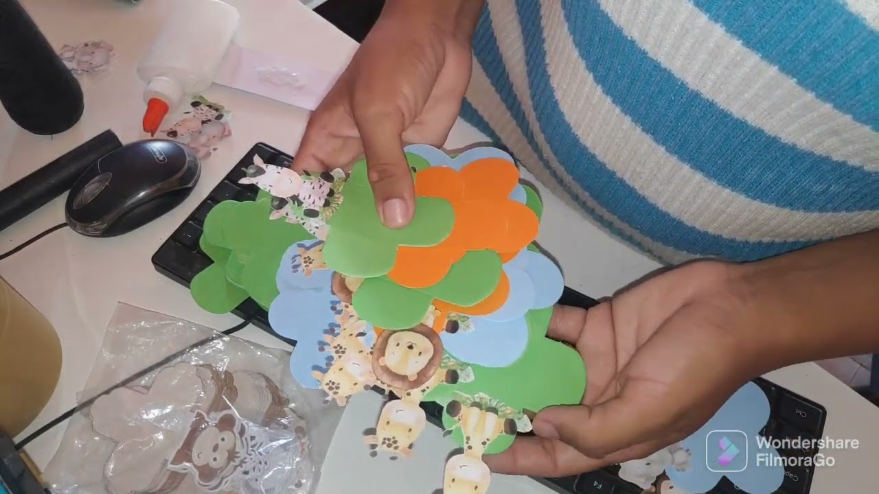 personalizando forminhas de brigadeiro e fazendo livrinho tema Safari