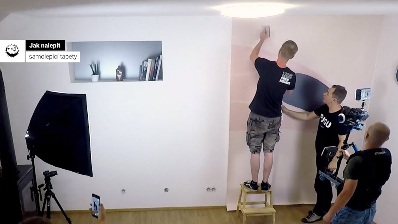 Jak nalepit samolepicí tapetu na zeď