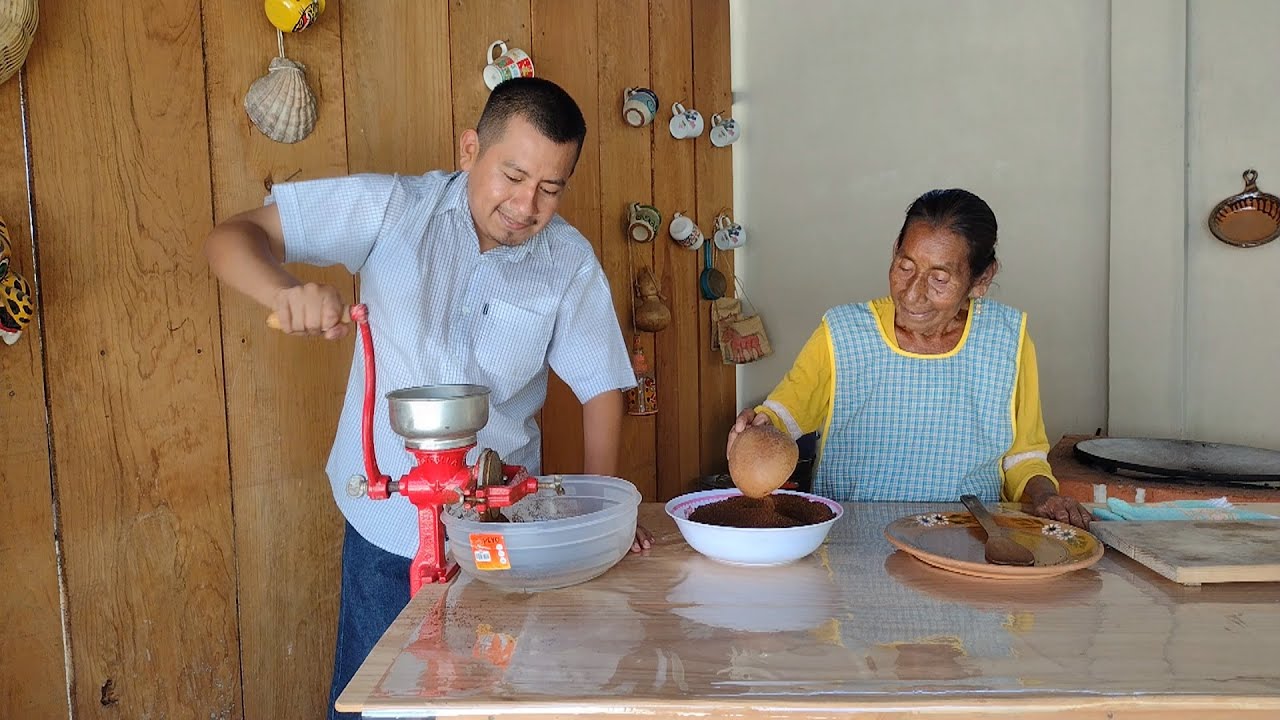 Moliendo En Molino De Mano Les Enseñamos El Proceso De Molienda | DOÑA LUPITA