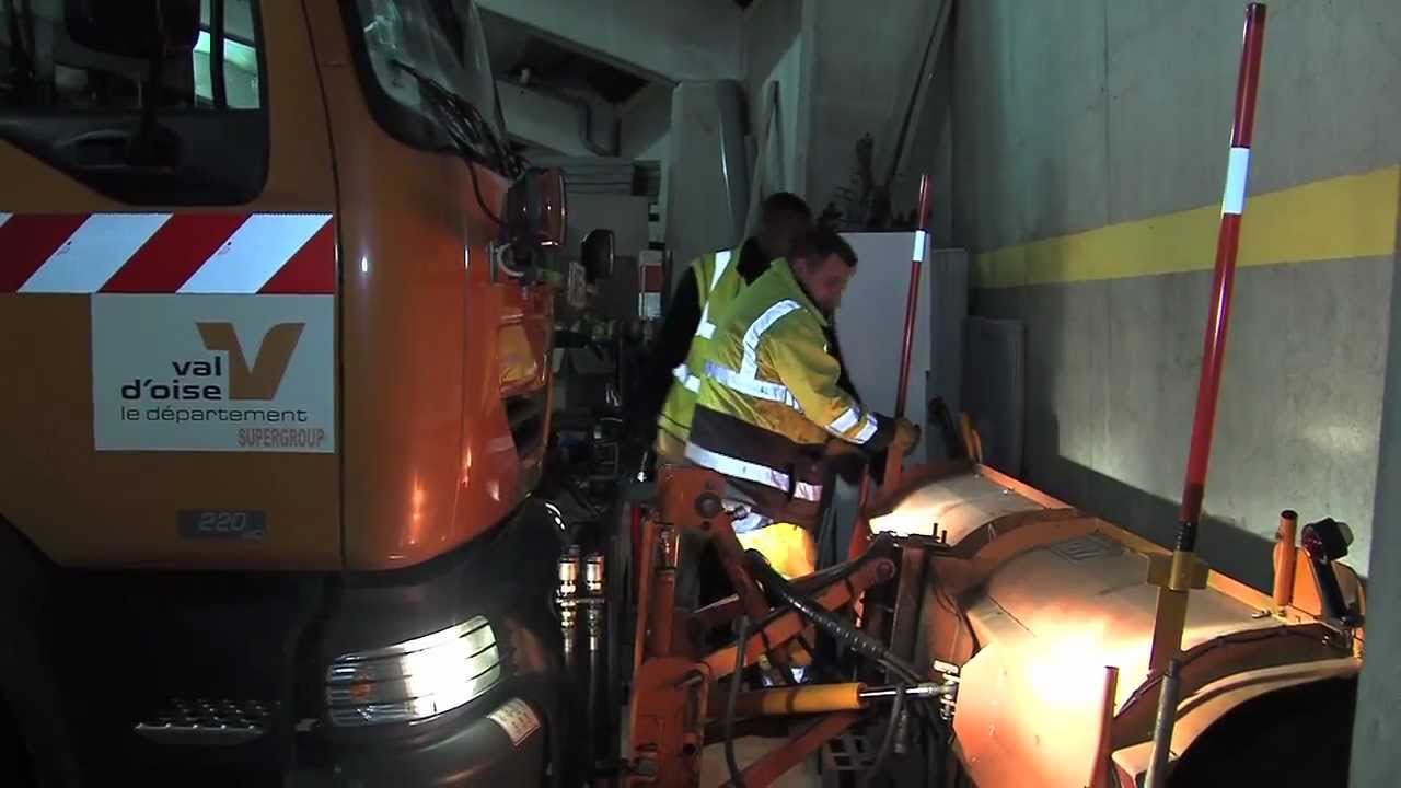 D&eacute;neigement de nuit par les services des routes du Val d'Oise