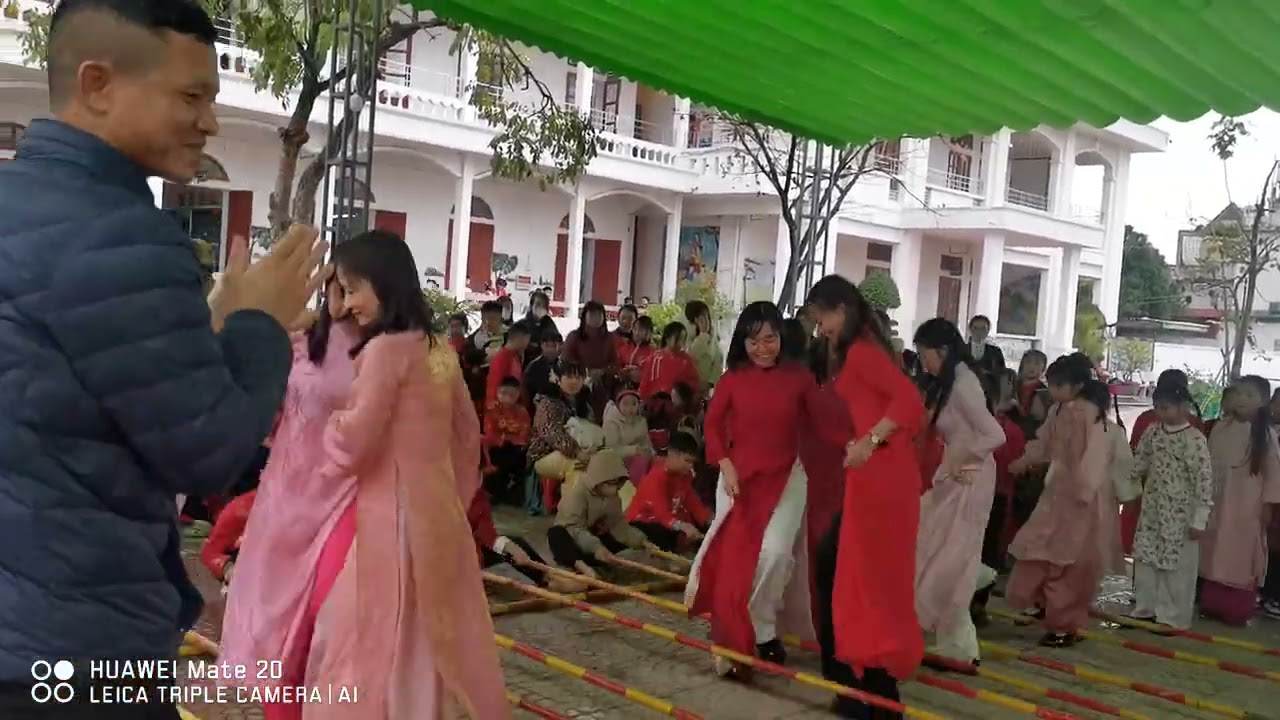 Bình Minh múa sạp